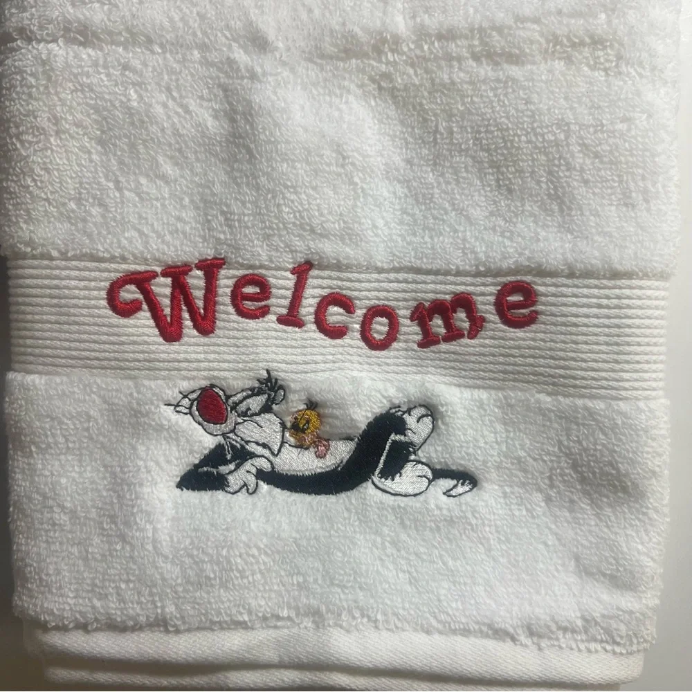 Welcome Guest Embroidered hand towel Sylvester and bird New made to order White